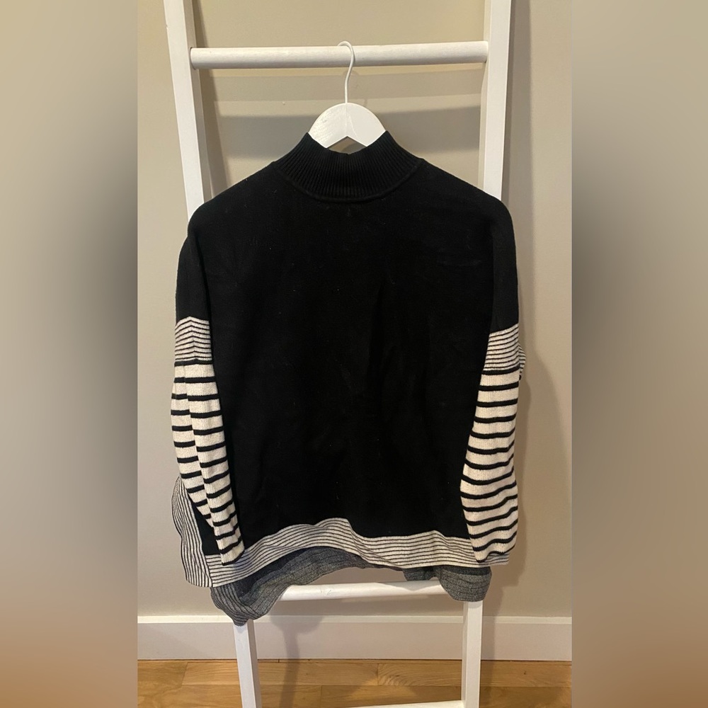 Zenana Black & White Contrast Sweater - Side Slit Detail - Size Large